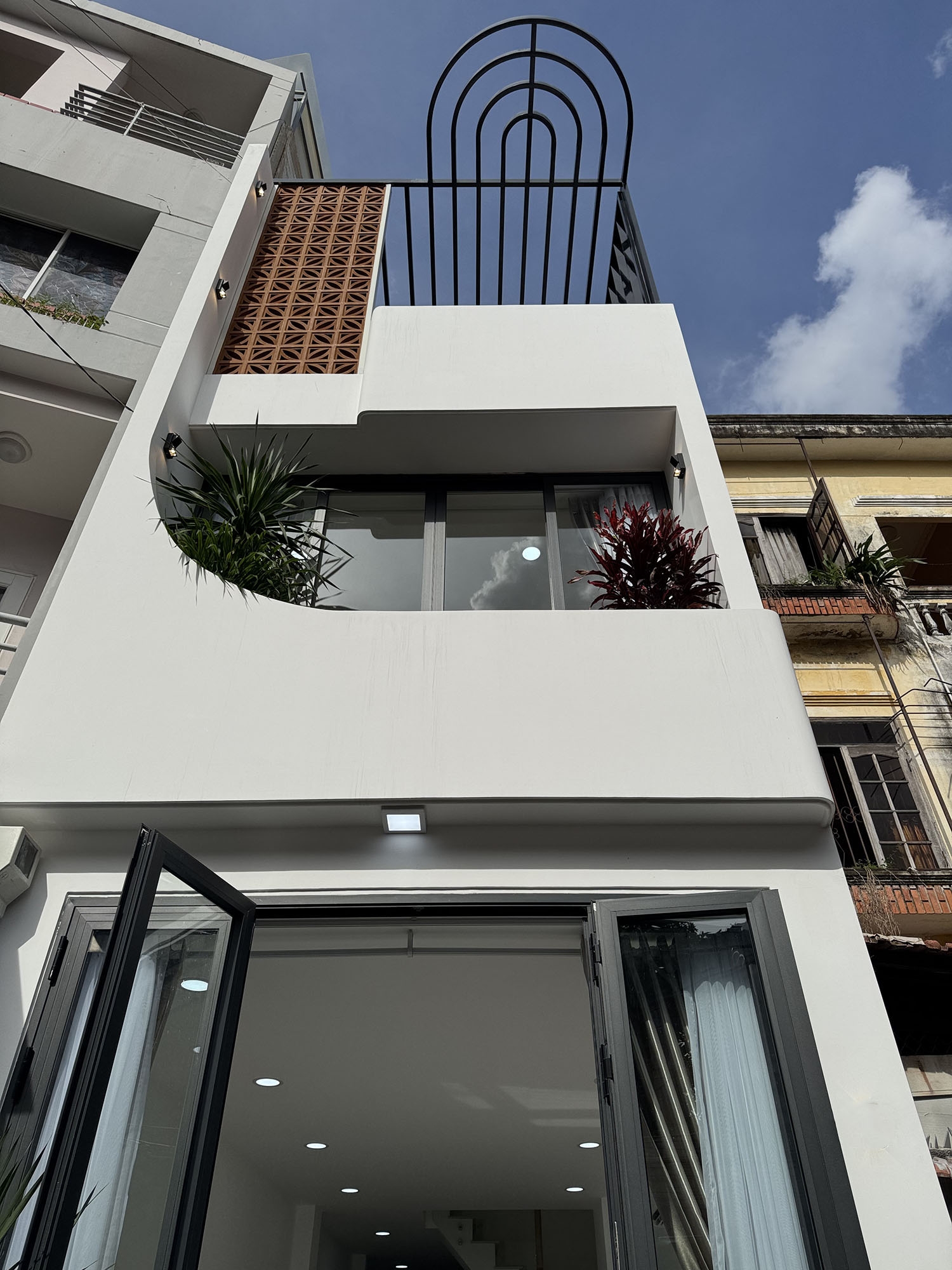 Tuyệt phẩm Nhà Phố 2 lầu full nội thất cao cấp hẻm 2 xe hơi 7 chỗ tránh nhau khu VIP Đặng Văn Ngữ